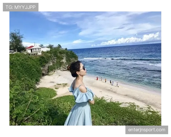 费钰婷训练完随手啃蛋白棒的样子，真不像刚拿冠军的人